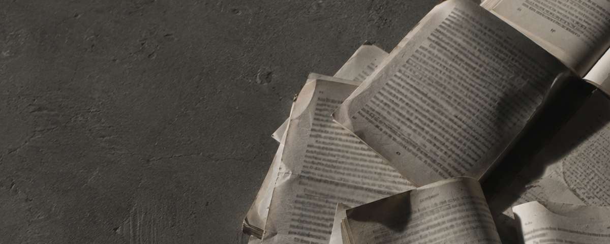 Páginas de livro abertas sobre concreto